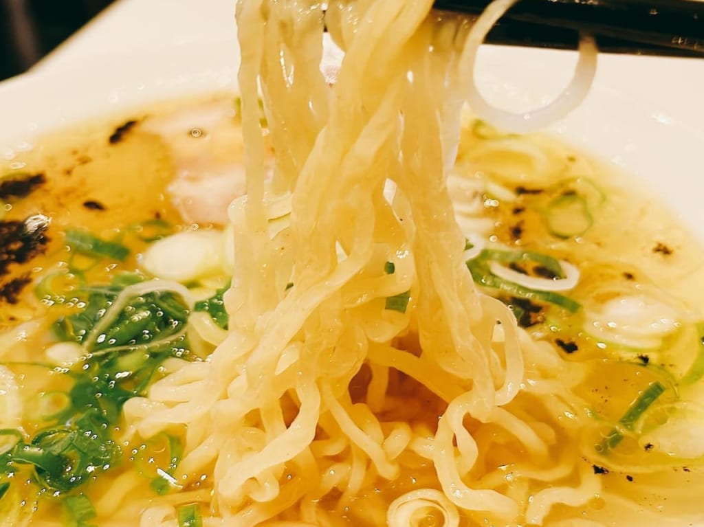 六根の麺