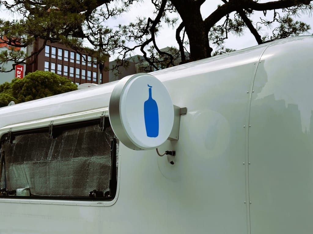 『 BLUE BOTTLE COFFEE TRUCK 』は６月２６日（月）～７月２３日（日）まで。