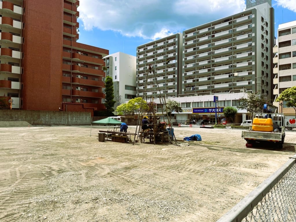 『 Kパーキング 』の跡地に動きがありました。解体工事が終わって何もない更地へ。その後の動きは！？