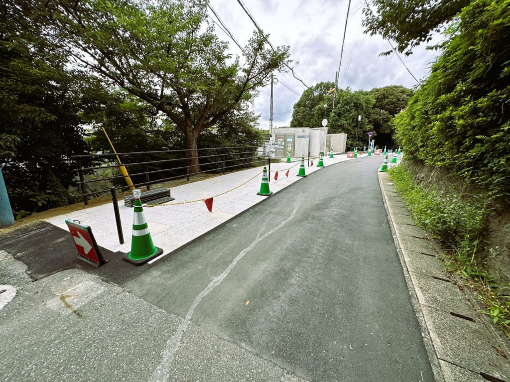 ”続・西公園が変わります” 車道沿いの歩道が広く整備され、ウォーキング・ジョギングしやすい園路に変わっています。