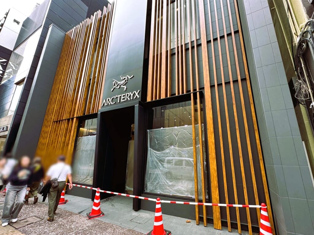 カナダで創業した人気のアウトドアブランド「 Arc'teryx 」直営店が、２０２３年１０月１３日（金）、大名１丁目にNewオープンしています。