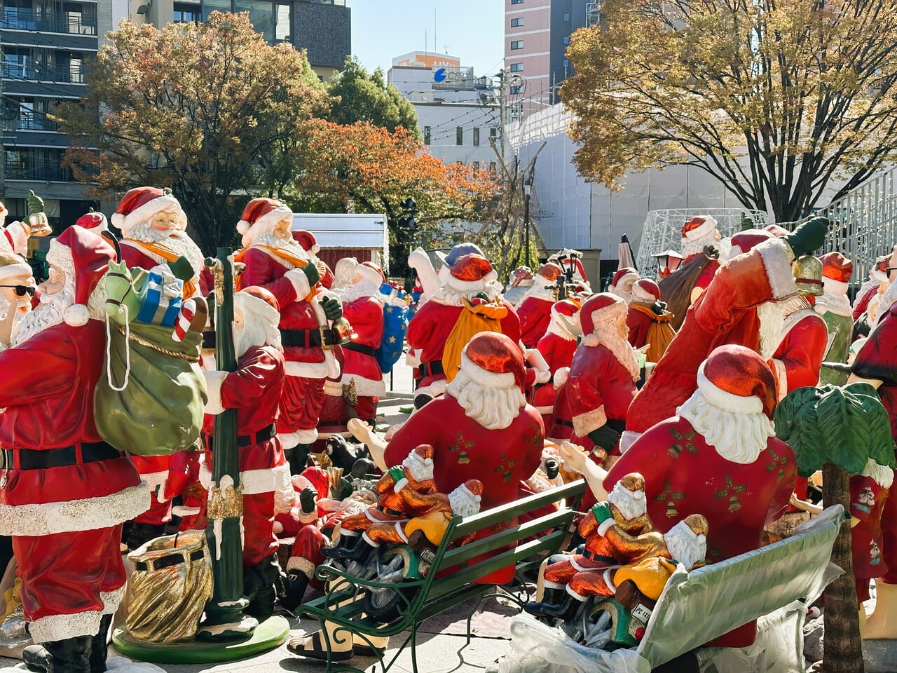 『 Nakasu Hikari no Advent 』で、サンタクロースが天神中央公園に集結しています！