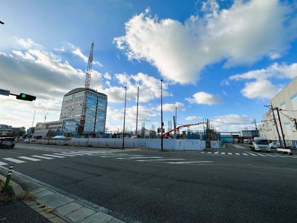 長浜３丁目、「 福岡市鮮魚市場 市場会館 」横に大きな工事用クレーンが建っています。