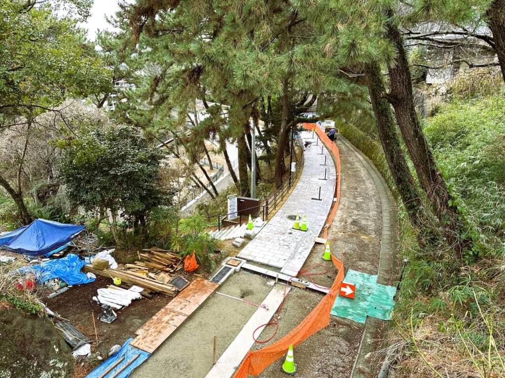 西公園の環境が、着々と進化しています。「 園路整備工事（9工区）」で、 道が石畳へ変貌しています！