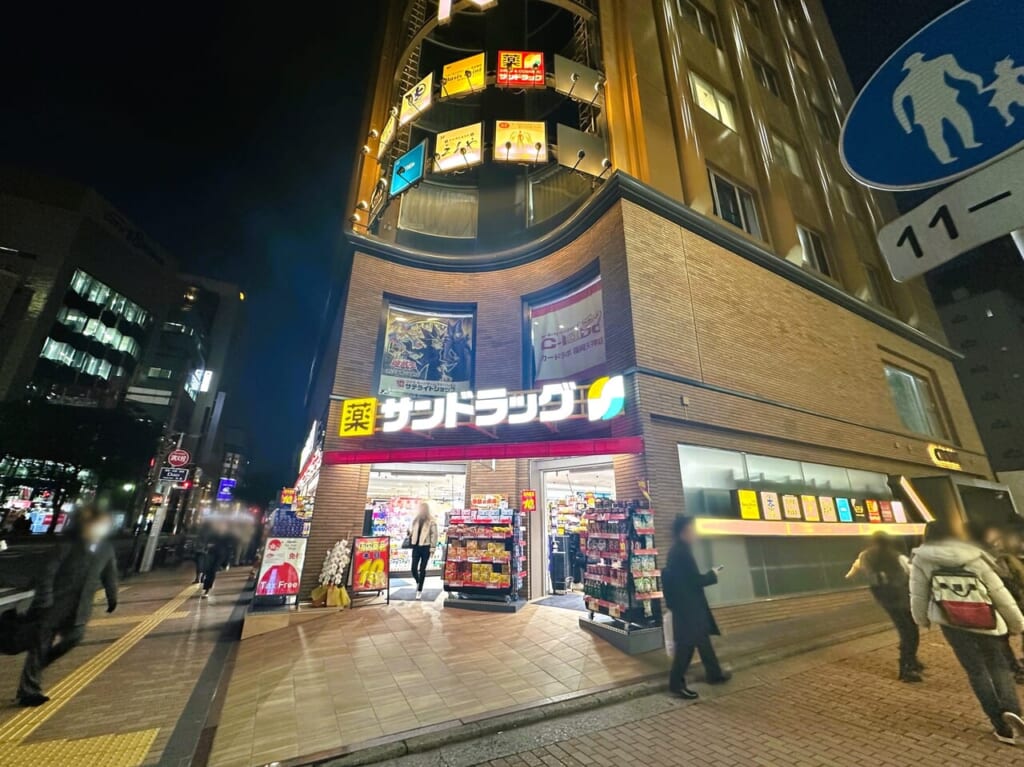 天神西通りの交差点前に「サンドラッグ」出現！！１月２９日にオープンしていました！！