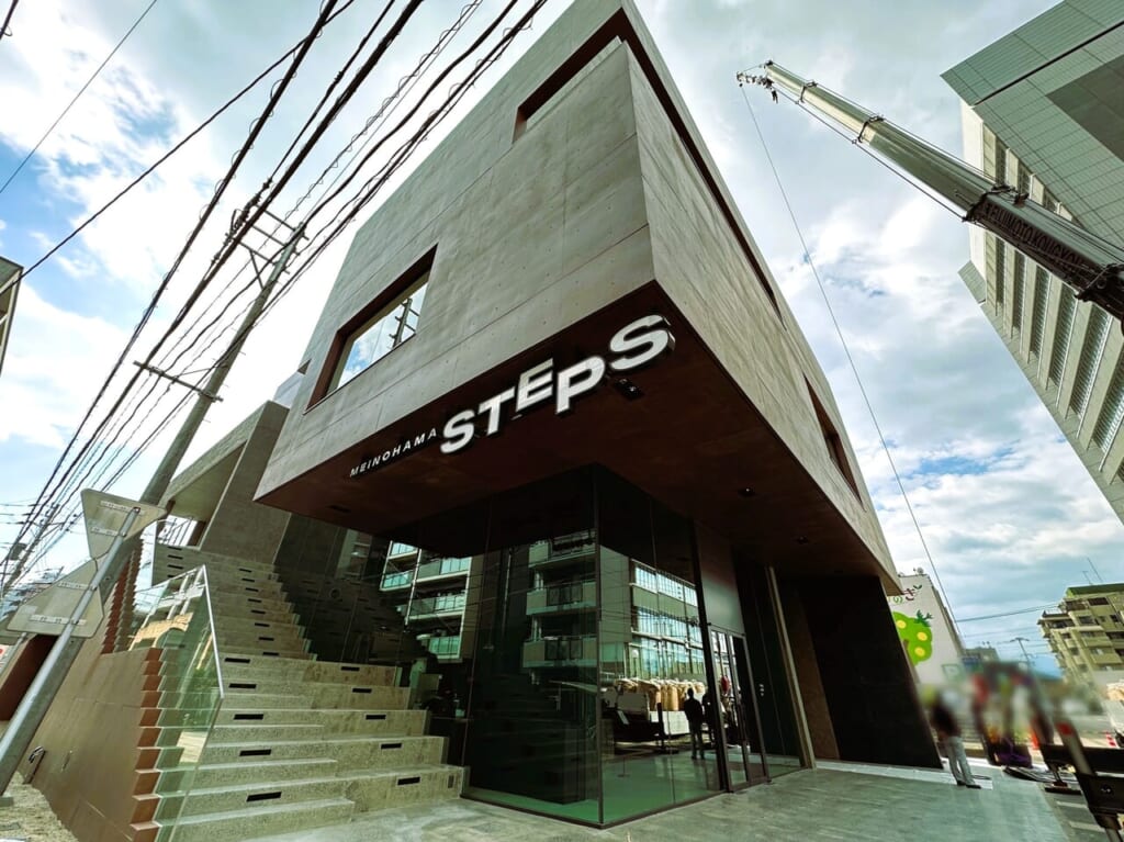 姪浜駅から徒歩４分のところ、４月にオープンする『 MEINOHAMA STEPS 』の全貌が見えていました