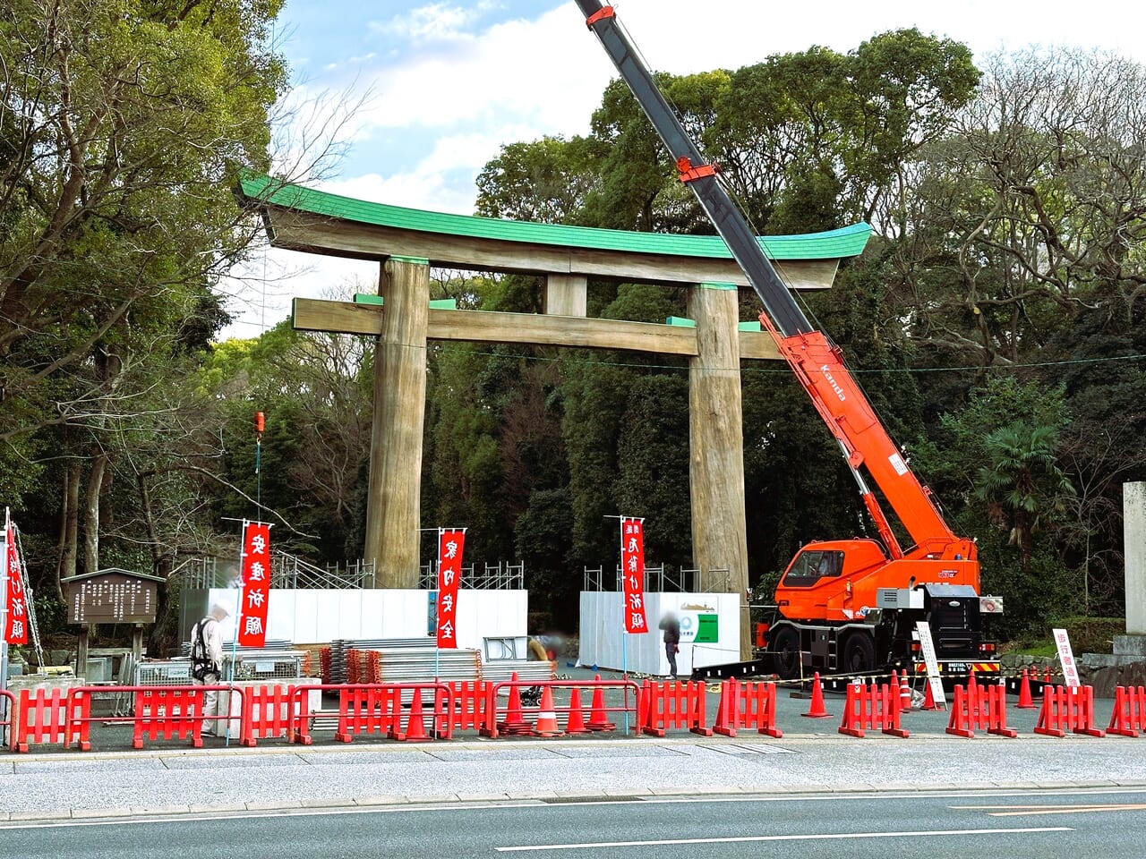 「福岡縣護国神社」大鳥居の囲いが取れています。