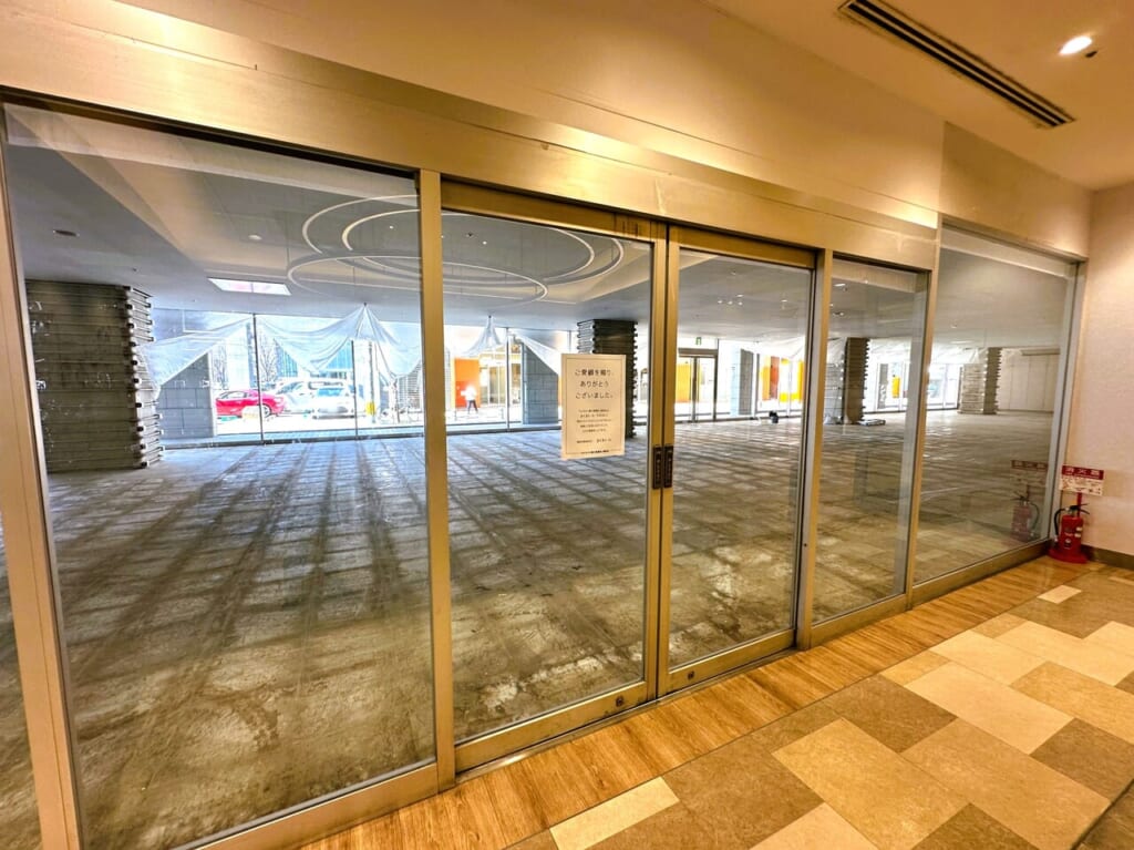 西鉄薬院駅ビル１階 『 TSUTAYA 積文館書店 薬院店 』が閉店し、ガラス越しに中の風景が見えました。この跡地、気になる次の展開は!?