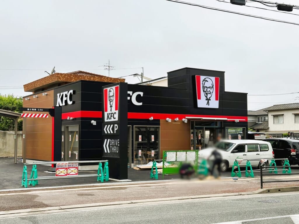 真新しい看板に ”ケンタッキーおじさん” が…！東油山２丁目新築工事現場、オープン日は、４月２４日（水）みたいです。