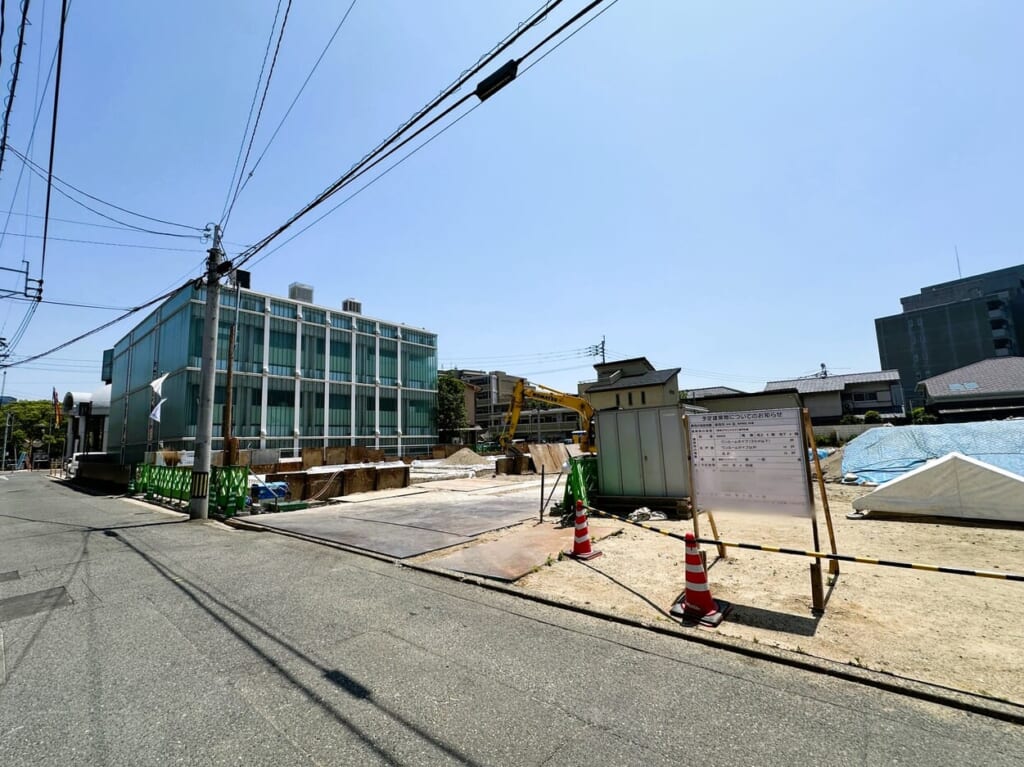 「岩井ホテル」跡地に、工事看板が立っています。