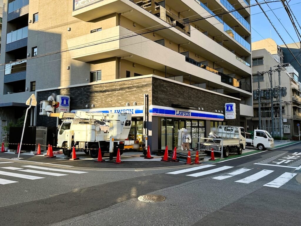 薬院２丁目の閑静な住宅街、マンションの１階に『 ローソン 福岡薬院二丁目店 』が、８月９日（金）にNewオープンしますよ。