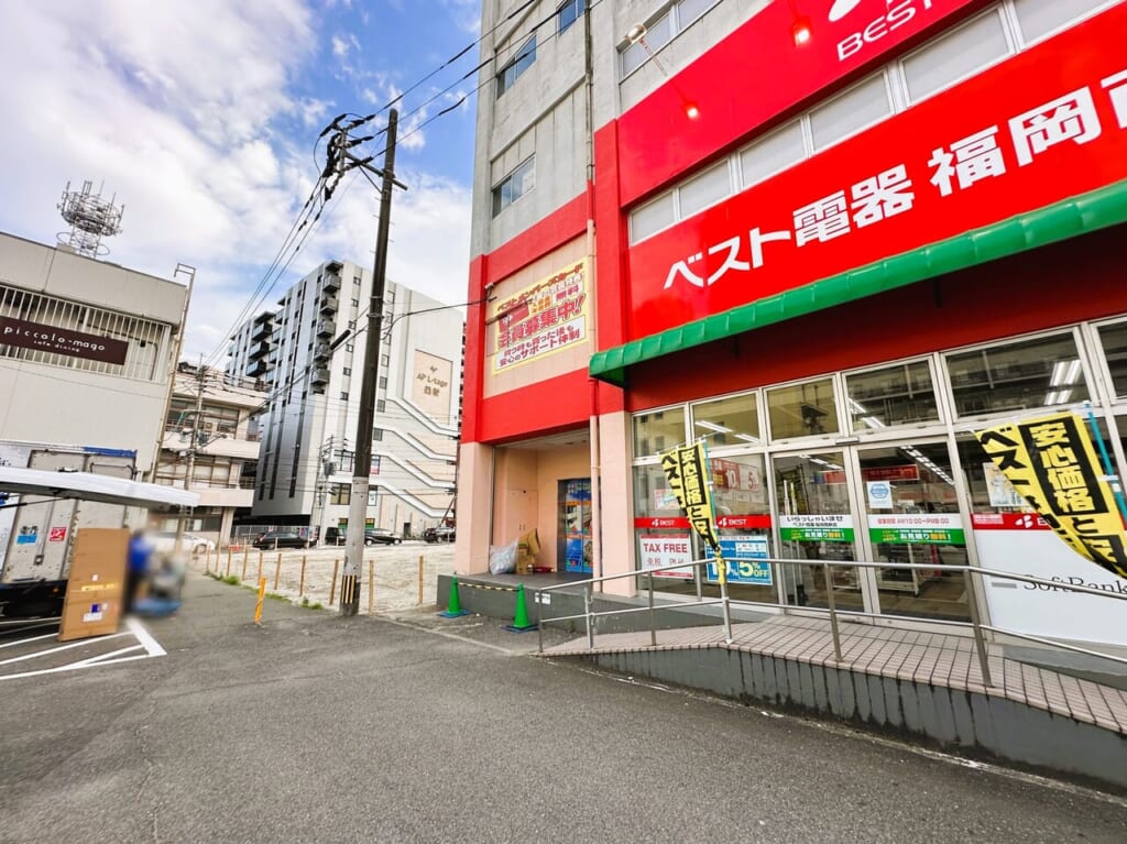 『 ベスト電器 福岡西新店 』の建物の半分が解体…、更地になっていました。