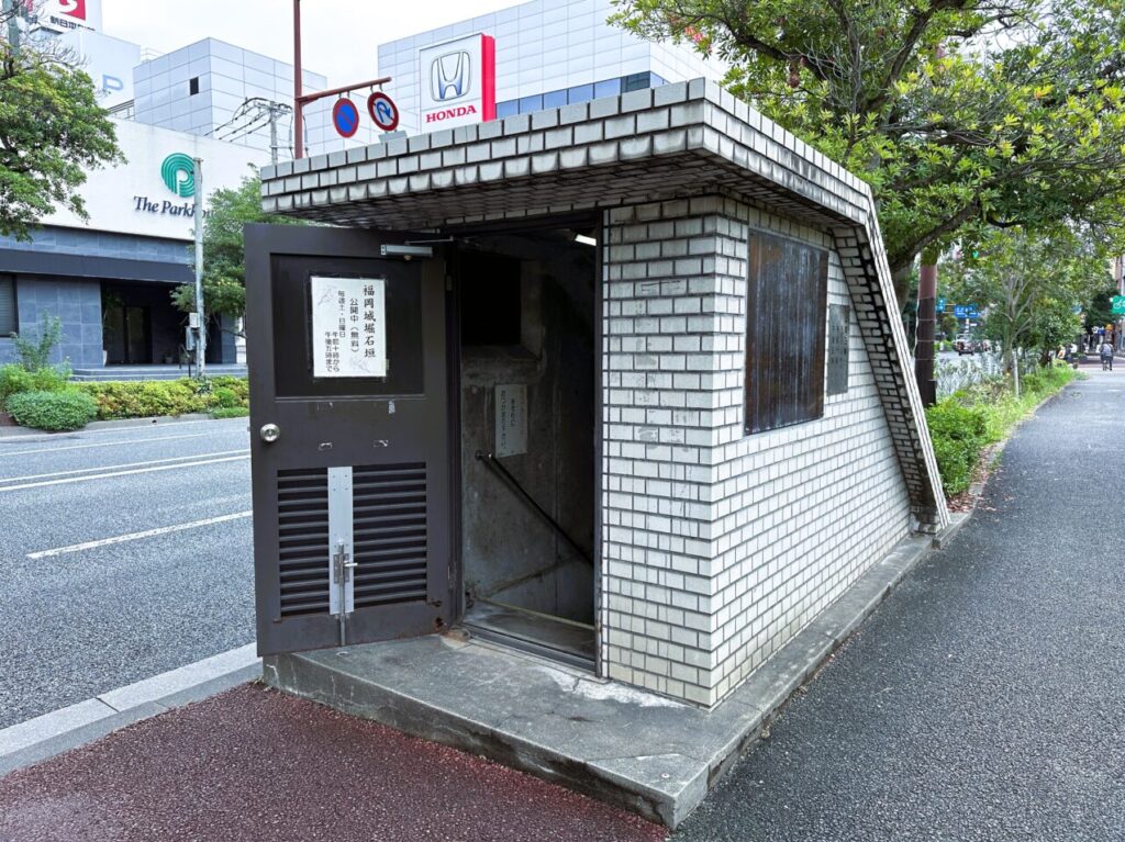 赤坂駅近くに、秘密の地下につながる階段が。