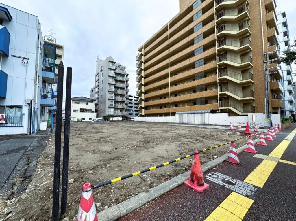 『 吉野家 港町店 』が解体され更地へ。「港二丁目」バス停…目の前の新築プロジェクトとは？