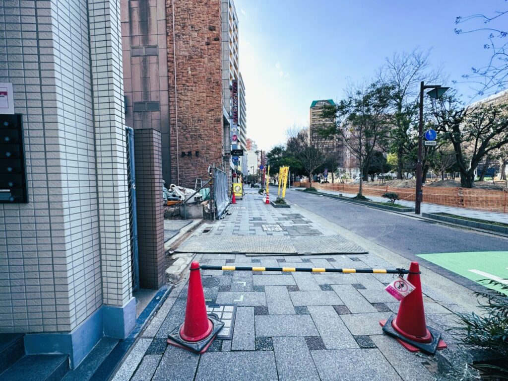 えっ、ここって…。かき氷で有名な「前田商店」。建物が解体されていました。