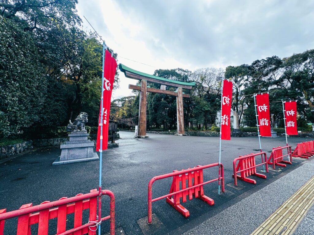 元旦、２日、３日は、３時間駐車無料ですよ♪「福岡縣護国神社」の初詣へお越しください。