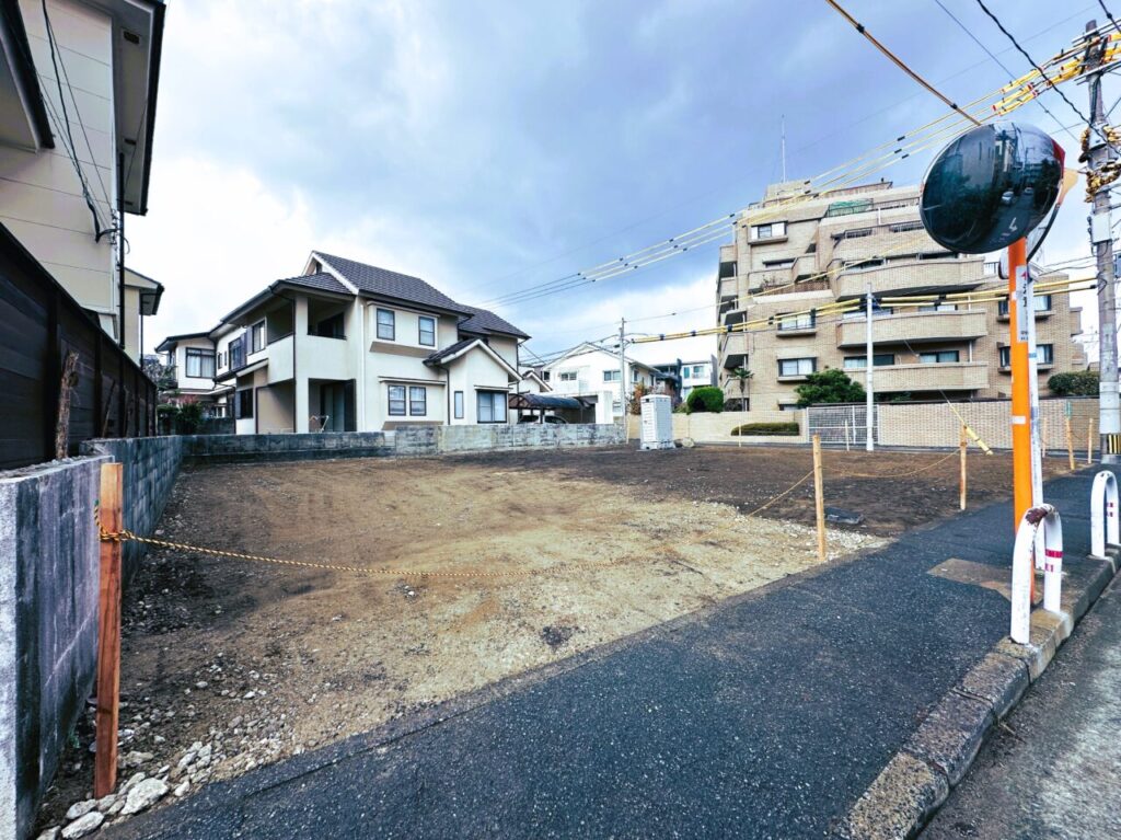 「システムパーク唐人２丁目」跡地と、隣の民家が解体され、広い更地になっていました。