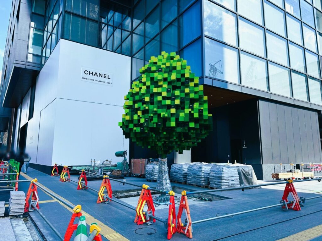 【福岡市中央区】オープン間近の ”ワンビル” に追加された巨大オブジェ。ドット模様の木は、なんだか動き出しそう！？＜ ONE FUKUOKA ...