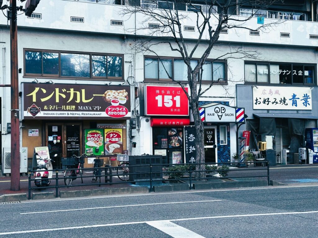 インドカレーとお好み焼にはさまれた「１５１」。おいしそうな ”油そば専門店” が２月にオープンしています。