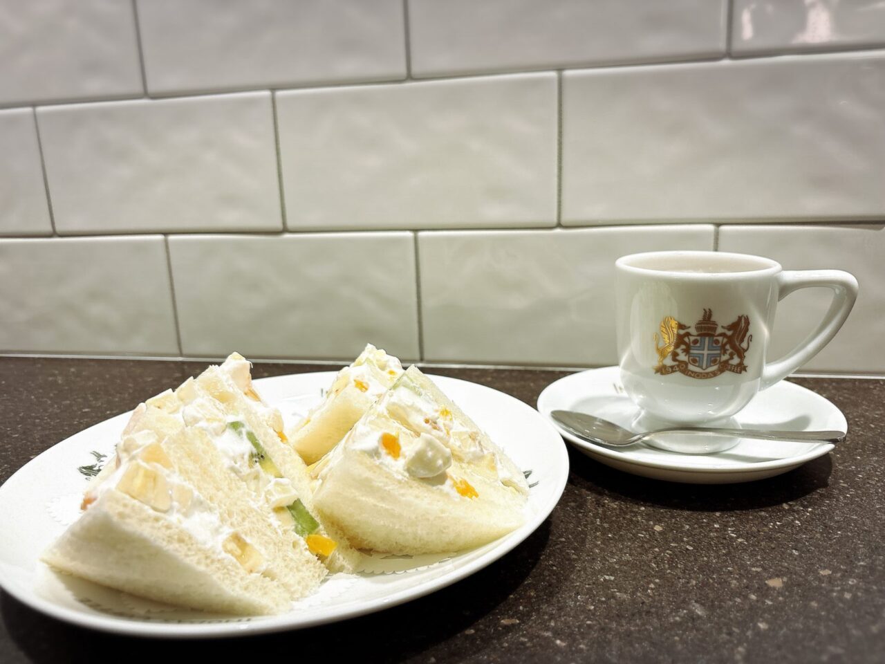 フルーツサンドとカフェオレ