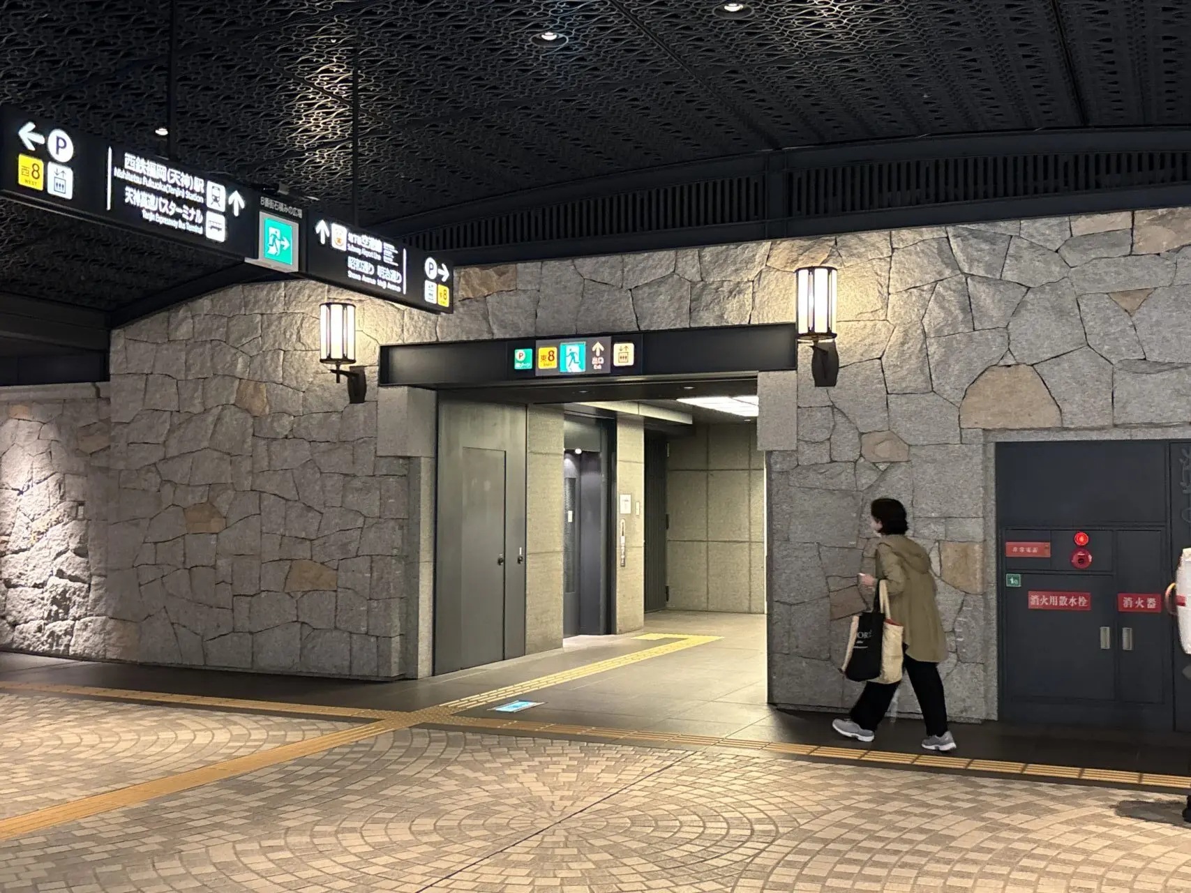天神地下街エレベーター停止