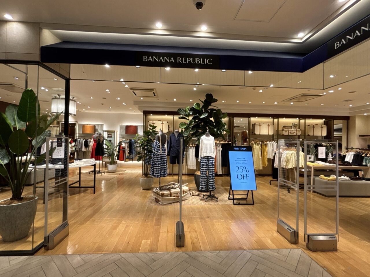 BANANA REPUBLIC
