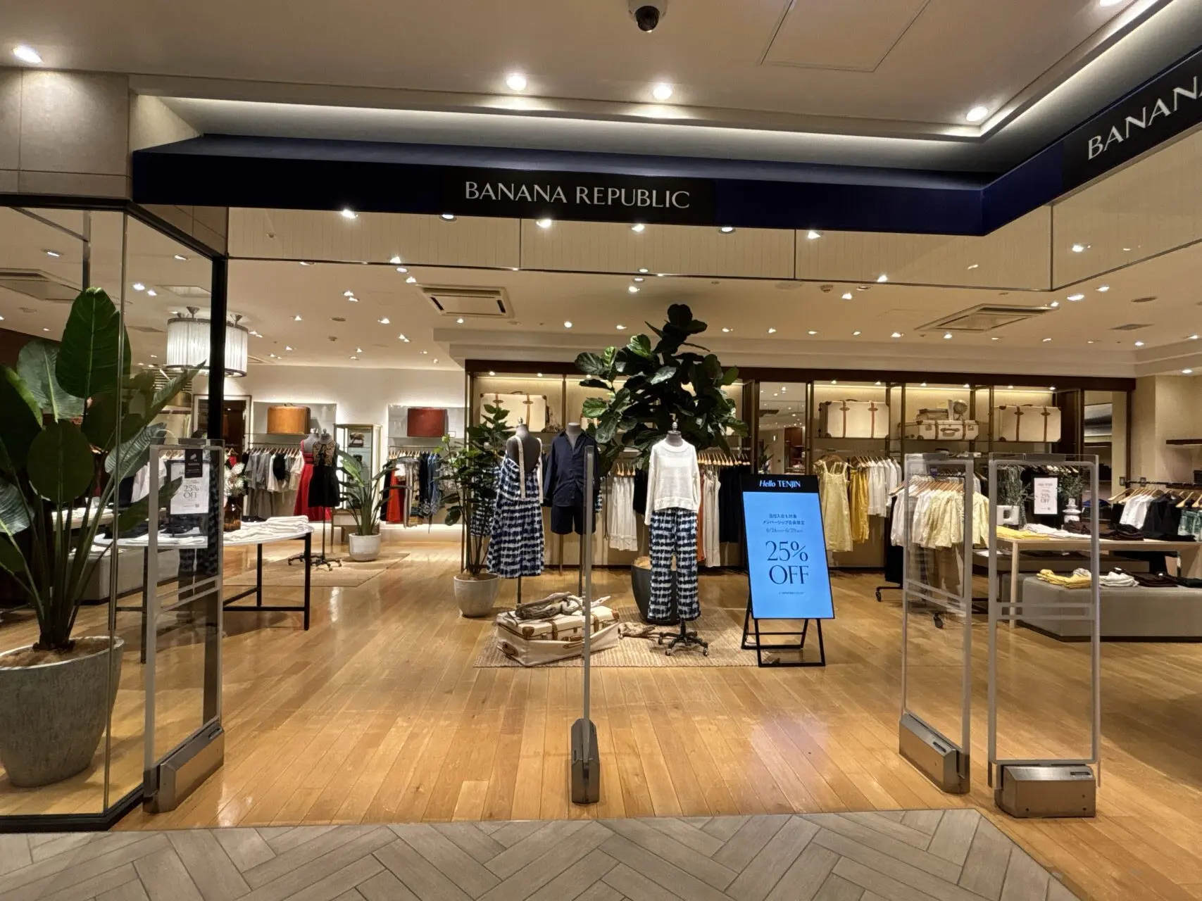 BANANA REPUBLIC