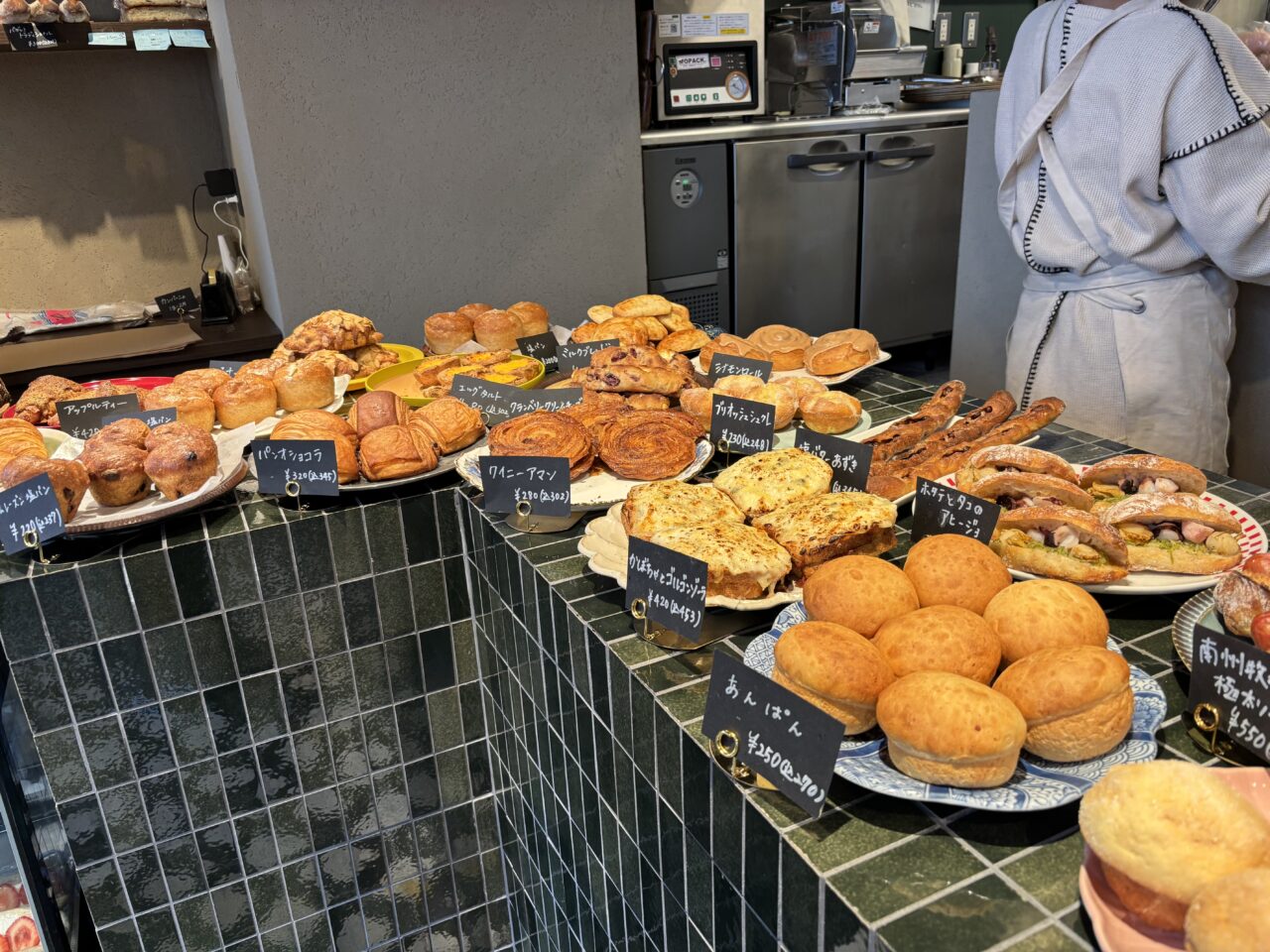 THE ROOTS neighborhood bakery